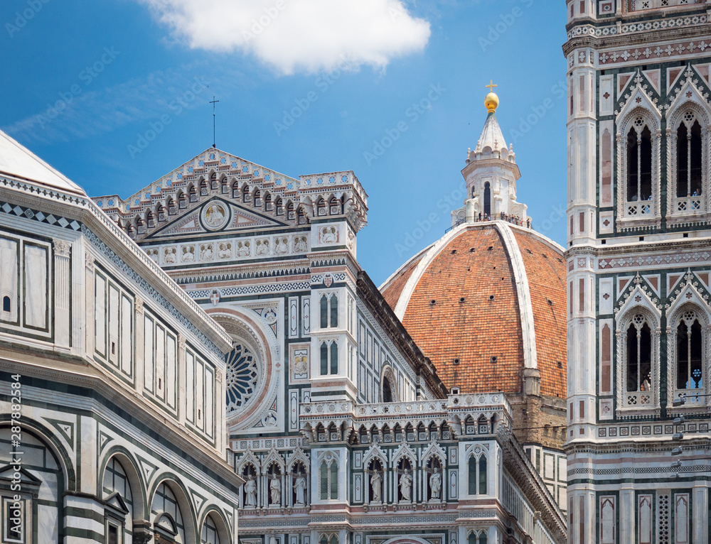 Piazza di San Giovanni, con Santa Maria del Fiore, el battistero di San Giovanni, y el Campanille de Giotto y al fondo la cúpula hecha por  Filippo Brunelleschi en Florencia,  Toscana, Italia