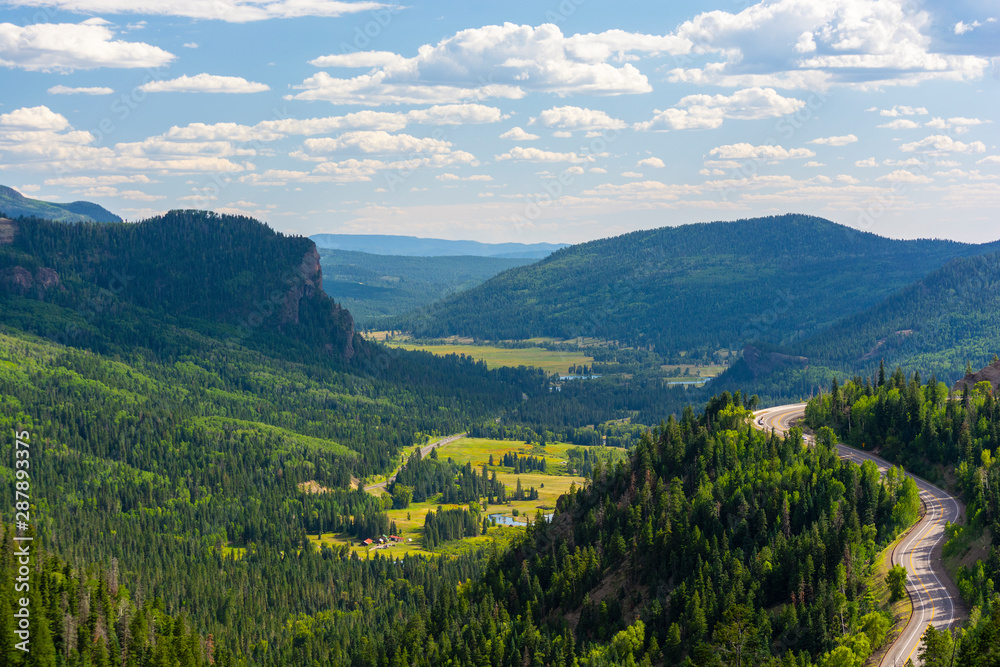 Obraz premium Winding Road Wolf Creek Pass Highway 160 in Colorado on a Sunny Day