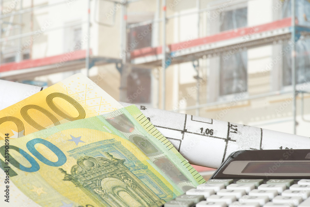 Baustelle, Euro Geldscheine und Baupläne