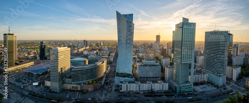 Warszawa z nowoczesnym wieżowcem o zachodzie słońca-Panorama
