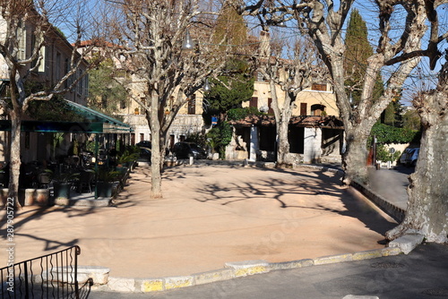 France, côte d'azur, Saint Paul de vence, place du jeu de Boules. Dans ce village, la pétanque a aquis de véritables lettres de noblesse grâce à des artistes célèbres comme Yves Montand, Lino Ventura. photo