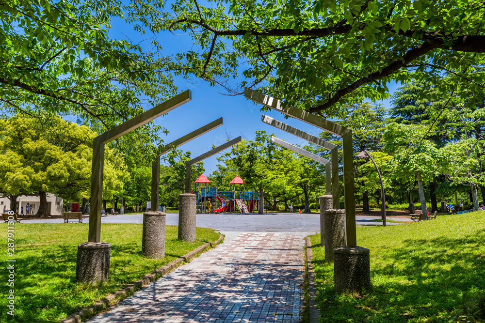 新緑の猿江恩賜公園の冒険広場