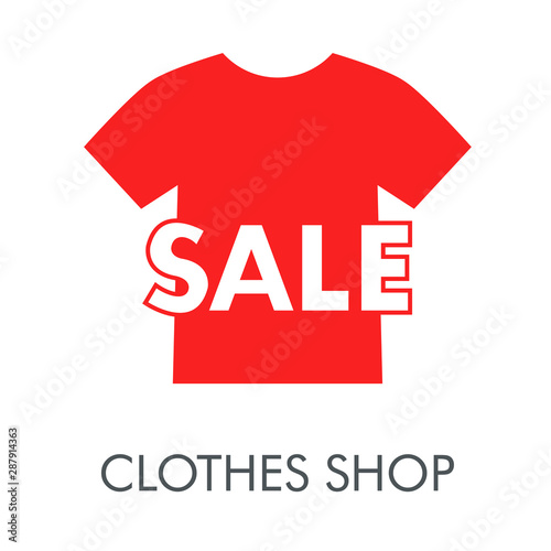 Logotipo con texto CLOTHES SHOP con camiseta con texto SALE en color rojo