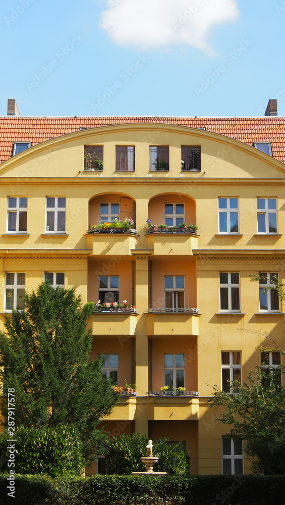 Fototapeta premium Berlin: Altbauten in Prenzlauer Berg und Pankow