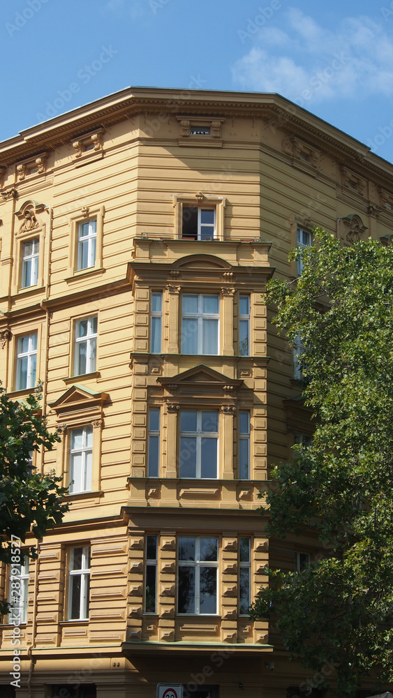 Fototapeta premium Berlin: Altbauten in Prenzlauer Berg und Pankow, Eckhaus