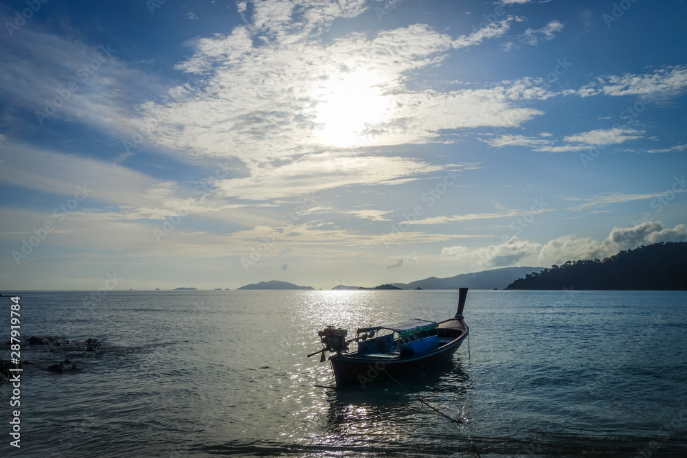 Naklejka premium Tropical beach at sunset in Koh Lipe, Thailand