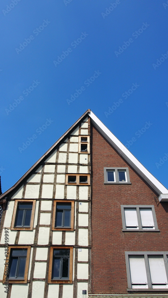 Kontrast: Historisches Haus mit geteilter Fassade