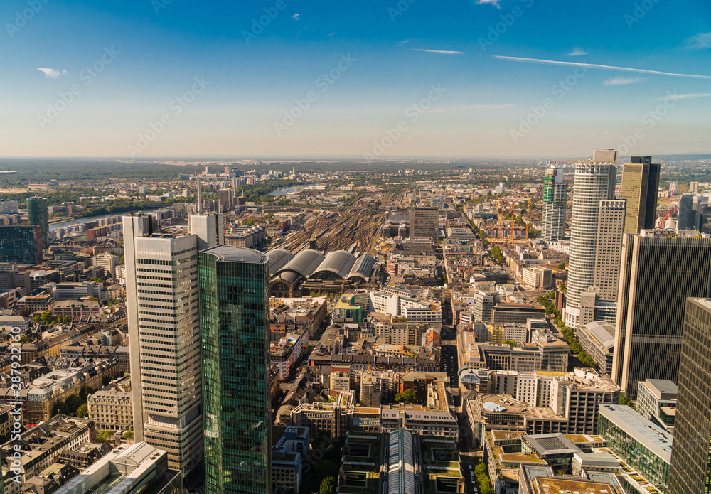 Naklejka premium Panorama miasta z lotu ptaka. Frankfurt nad Menem widziana z gory. Panorama miasta w Niemczech. Srodmiescie Frankfurtu. Miasto w Hesji.