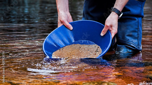Foto Man gold panning in the Kildonan Burn in Sutherland