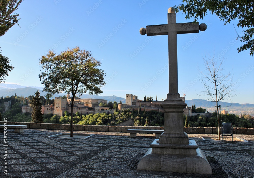 Cruz en el Balcón de San Nicolas en Granada con vistas a la Alhambra Cruz en el Balcón de San Nicolas en Granada con vistas a la Alhambra