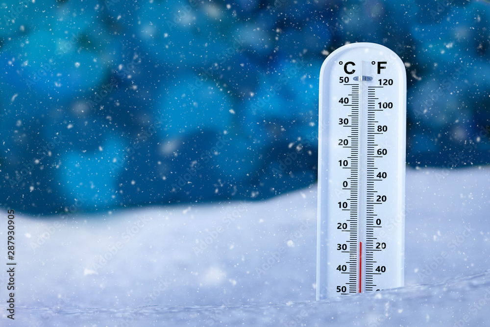 Obraz premium thermometer on snow ground in snowy day