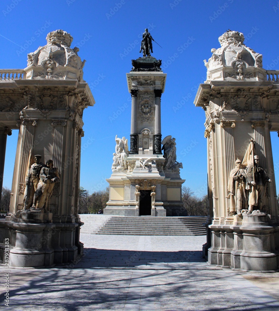 Obraz premium Monumento del rey Alfonso XII en el parque del Retiro