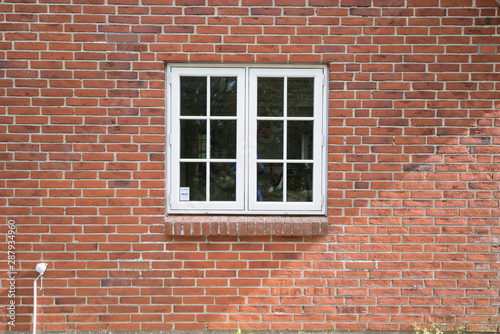 Backsteinwand mit Fenster
