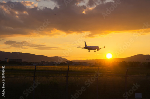 夕陽とジェット旅客機 © satoru
