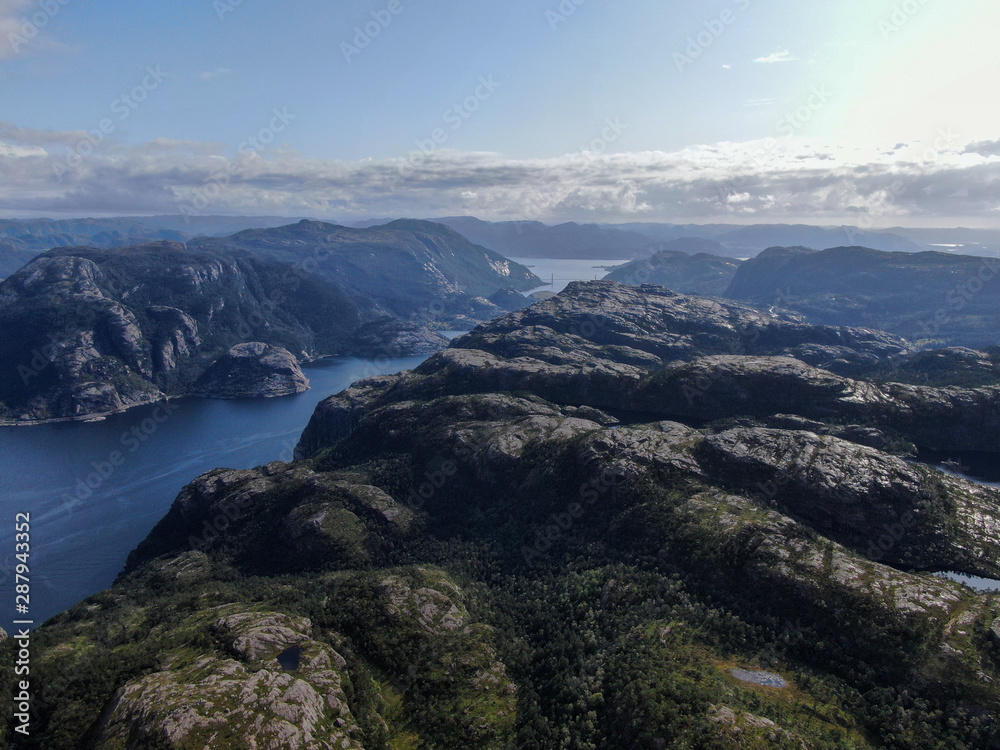 Stavanger (Norway) Die Ruhe der Norwegischen Fjord , Drohnen Foto mit See und Sicht auf Felsen bei blauem Himmel mit kleinen Norwegischen Häusern , Beauty of Norway Stavanger (Norway) Die Ruhe der Norwegischen Fjord , Drohnen Foto mit See und Sicht auf Felsen bei blauem Himmel mit kleinen Norwegischen Häusern , Beauty of Norway