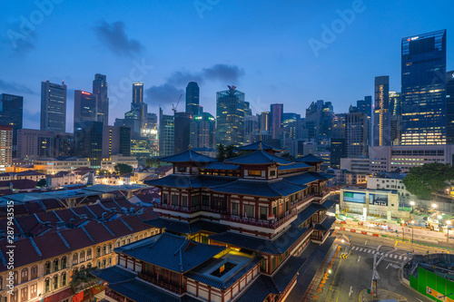 Fotografia Aerial view of Buddha Tooth Relic Temple in China town, Singapore Downtown skyline