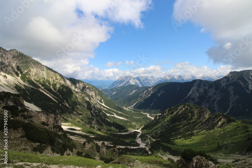 Ausblick Karwendel grüne Wiese und Felsformationen