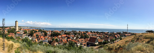 Panorama von West auf Terschelling mit Brandaris und blauem Himmel photo