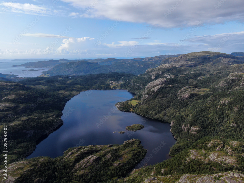 Stavanger (Norway) Die Natur Norwegens , Drohnen Foto , mit See und Sicht auf Felsen bei blauem Himmel mit kleinen Norwegischen Häusern , Beauty of Norway	