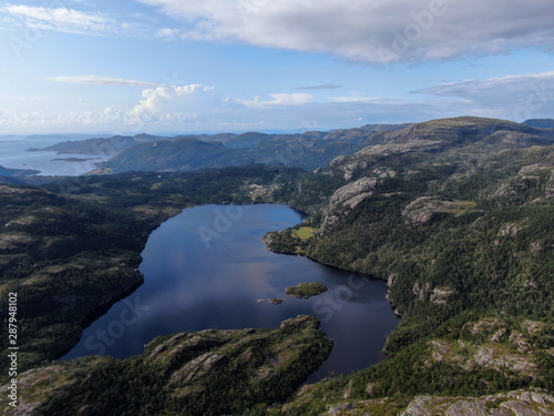 Stavanger (Norway) Die Natur Norwegens , Drohnen Foto , mit See und Sicht auf Felsen bei blauem Himmel mit kleinen Norwegischen Häusern , Beauty of Norway 