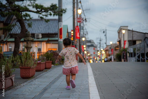 温泉宿を歩く子供 © shirohige