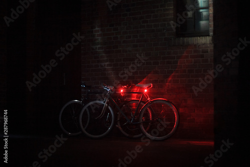 Fahrräder bei Nacht