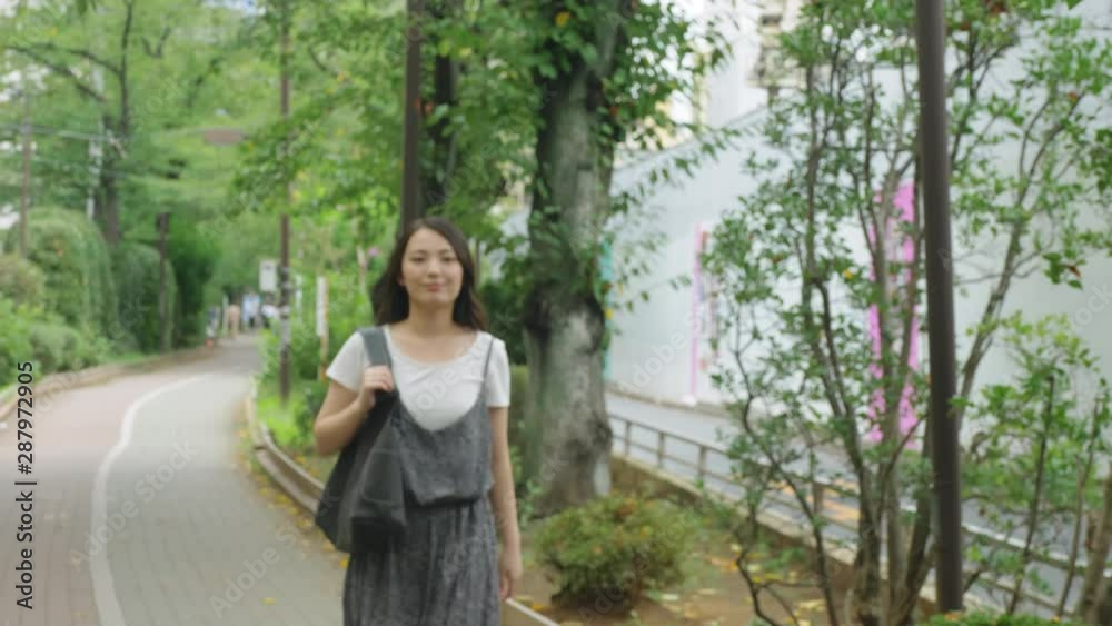 歩く女性 歩く女性