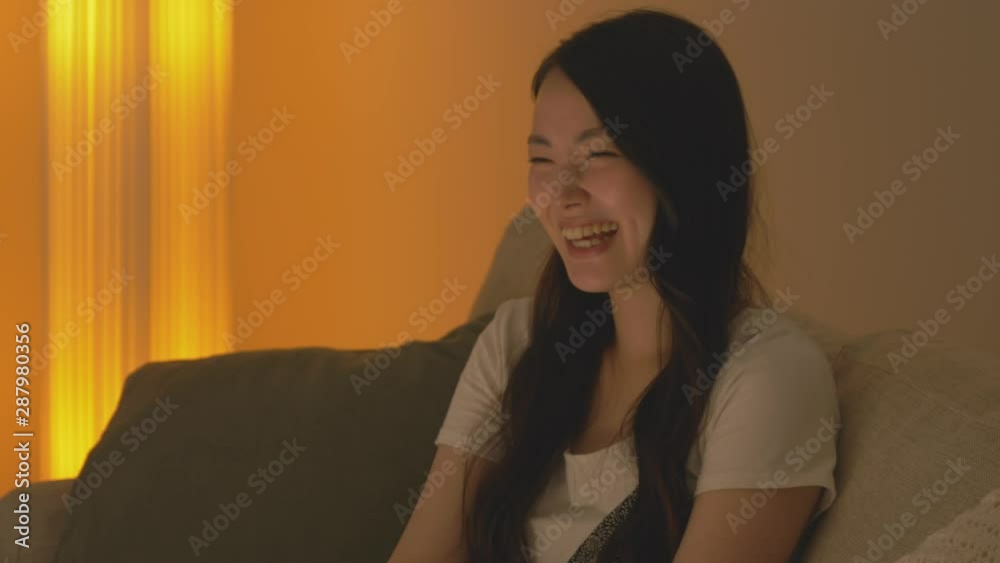 テレビを見る若い女性 テレビを見る若い女性