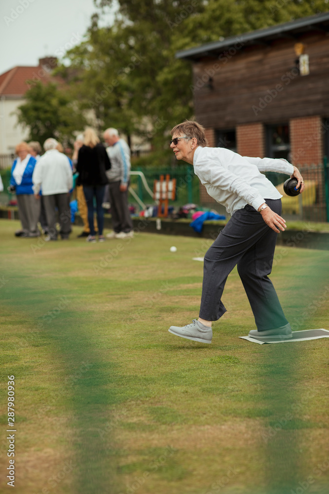 Obraz premium Senior Woman Placing Her Shot
