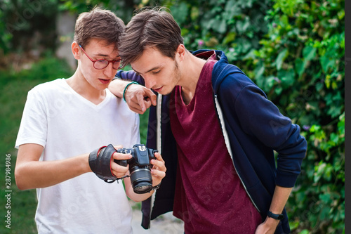 Fotografie Young man photographer having a conversation
