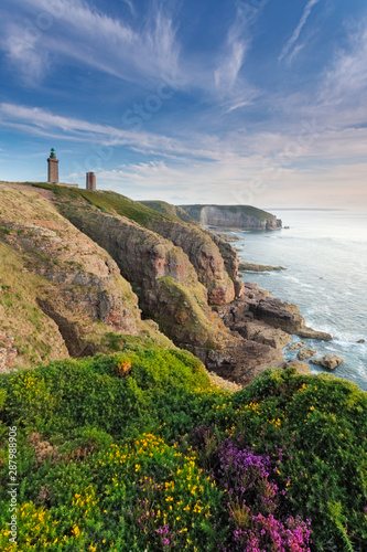 Cap Frehel - Aussicht auf einen Leuchtturm an der Steilküste in Frankreich mit Blick auf das Meer