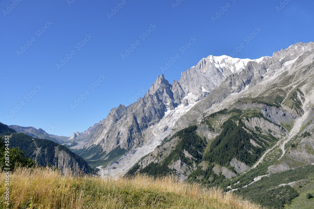 Il Monte Bianco visto dalla val Ferret.