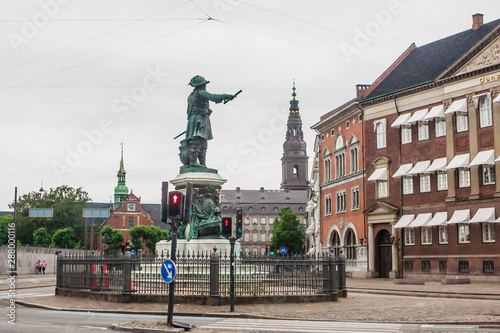Fotografi Bronze 1873 statue of Niels Juel by Theobold Stein, Danske Bank’s corporate headquarter at Holmens Kanal in Copenhagen  and the Danish Parliament  in Copenhagen