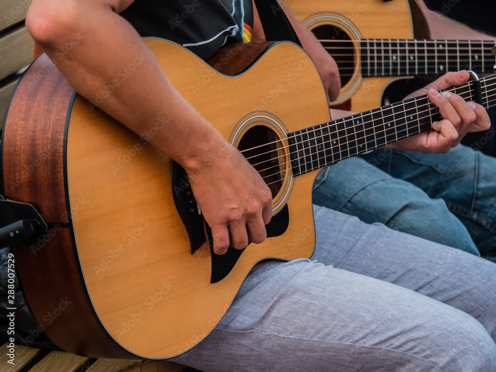 Fototapeta premium Nahaufnahme eines Gitarrenspiels