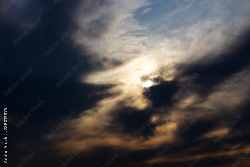 Obraz premium The sun is hidden behind black clouds.