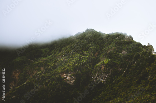 Grüner Bergkamm unter dunklen Regenwolgen in Teneriffa - Kanarische Inseln - Spanien