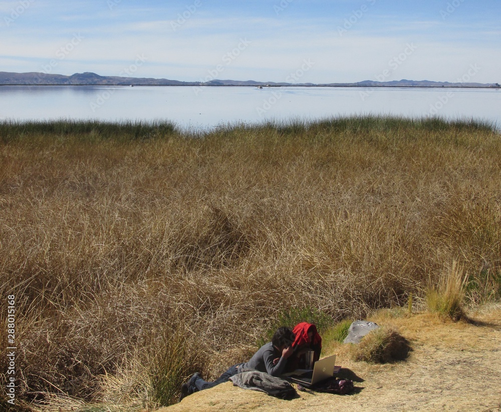 Estudiando a orilla del lago Titicaca Estudiando a orilla del lago Titicaca