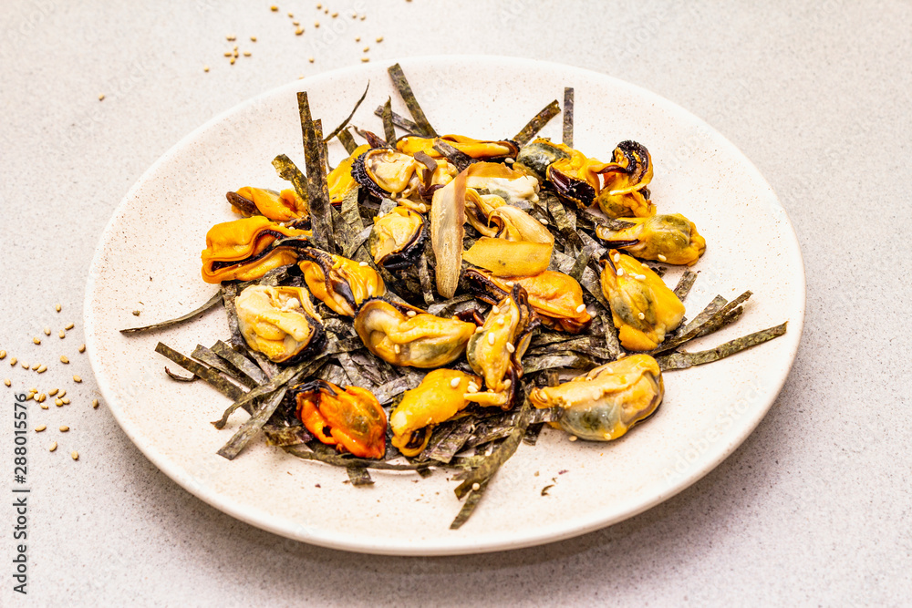 Mussels with nori seaweed, sesame and tuna bonito flakes Mussels with nori seaweed, sesame and tuna bonito flakes