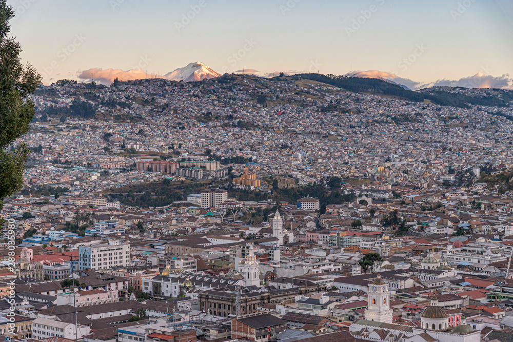 Fototapeta premium quito al tramonto ecuador