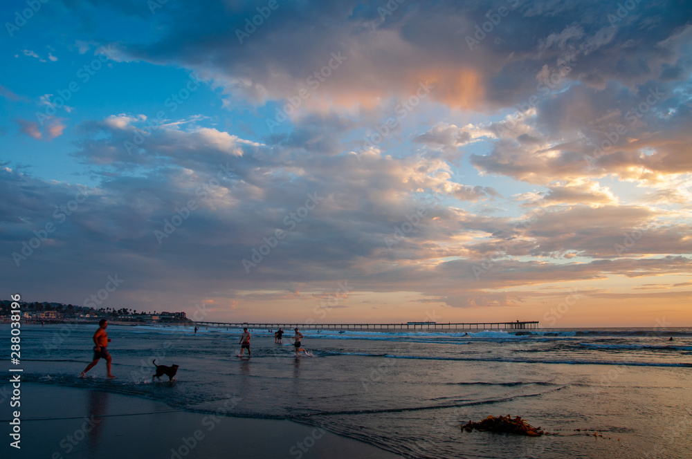 Fototapeta premium Duszny zachód słońca na Dog Beach w Ocean Beach