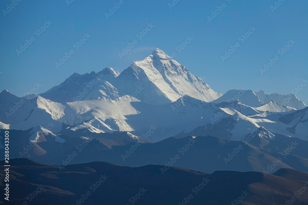 Breathtaking shot of windswept Mount Everest from Gawula Pass on a sunny day.