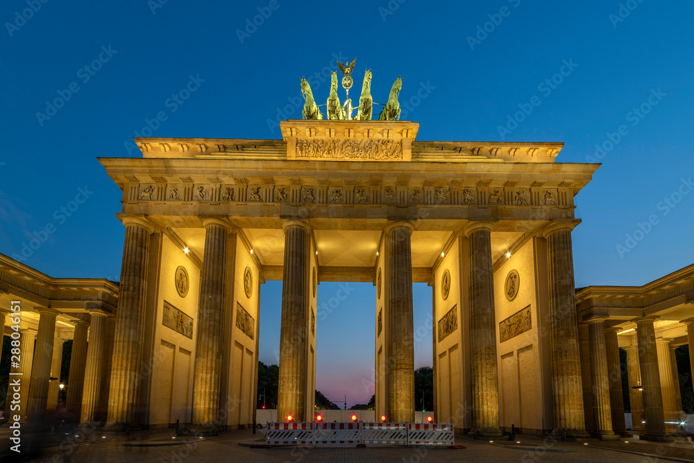 Fototapeta premium Branderburger Gate at the Blue Hour, Berlin, Germany