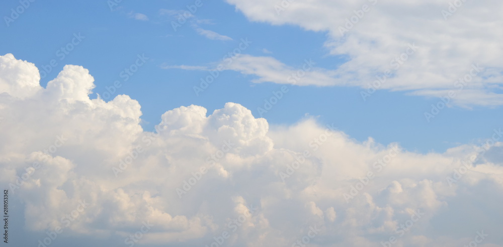 Weiße Haufenwolken - Wolken vor blauen Himmel