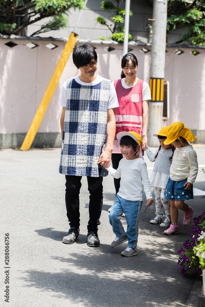 お散歩する保育士と園児たち Stock 写真 Adobe Stock