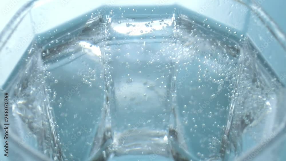 固定撮影したコップに入れた炭酸水の気泡 固定撮影したコップに入れた炭酸水の気泡