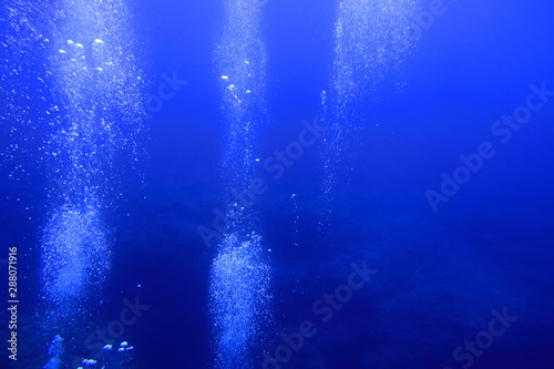 宮古島市下地島の海底からダイバーの気泡が上昇する景色 © 7maru