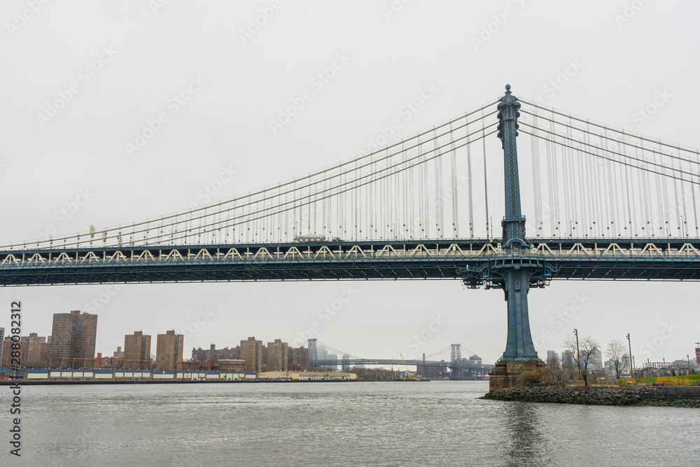 Naklejka premium Manhattan Bridge and Manhattan skyline on gloomy day