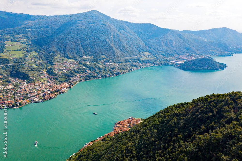 Lago D'Iseo (IT) - vista aerea di Sulzano e Peschiera Maraglio