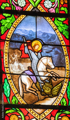 Vitrail repr  sentant St Gabriel terrassant le dragon datant du moyen-  ge dans l   glise catholique du Bizot  Doubs  en r  gion Bourgogne-Franche-Comt    France