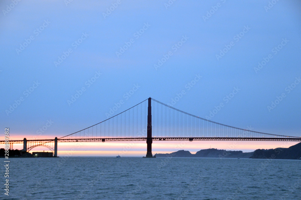 Bay Bridge in San Francisco bei Sonnenuntergang